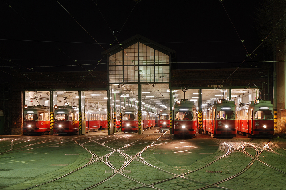 Abendliche Parade vor dem Betriebsbahnhof Rudolfsheim. V.l.n.r.: 4485, 4480, 4535, 4537, 4637, 4501, 4559. 05.03.2008.