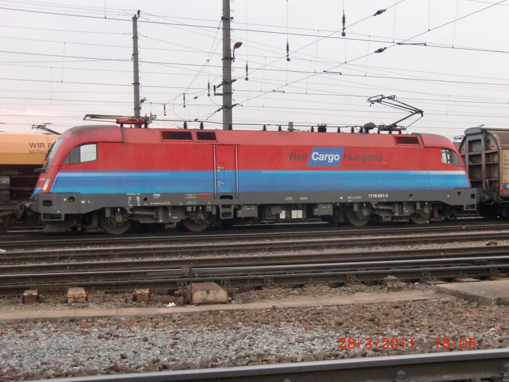 Abendliche berraschung auf dem Zentralverschiebebahnhof Wien-Kledering: noch niemals zuvor hatte ich eine Lokomotive von Rail Cargo Hungaria vor die Linse bekommen. Bei dem Fahrzeug mit der Nummer 1116 041-3 handelt es sich brigens um die ehemalige niederlndische EM-Lok (28.3.2011).