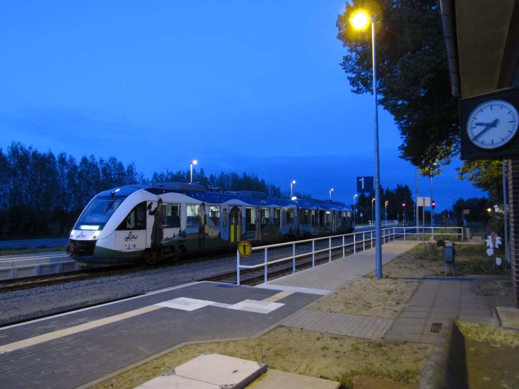 Abends im Bahnhof von Plate wartet VT 702 der OLA Schwerin auf seine Weiterfahrt nach Schwerin am 13.05.2012