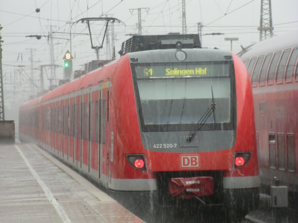 Abends machten wir noch einen kurzen Ausflug zum Hauptbahnhof in Dortmund. Als 422-520 als S1 nach Solingen abfuhr, regnete es in Strmen.