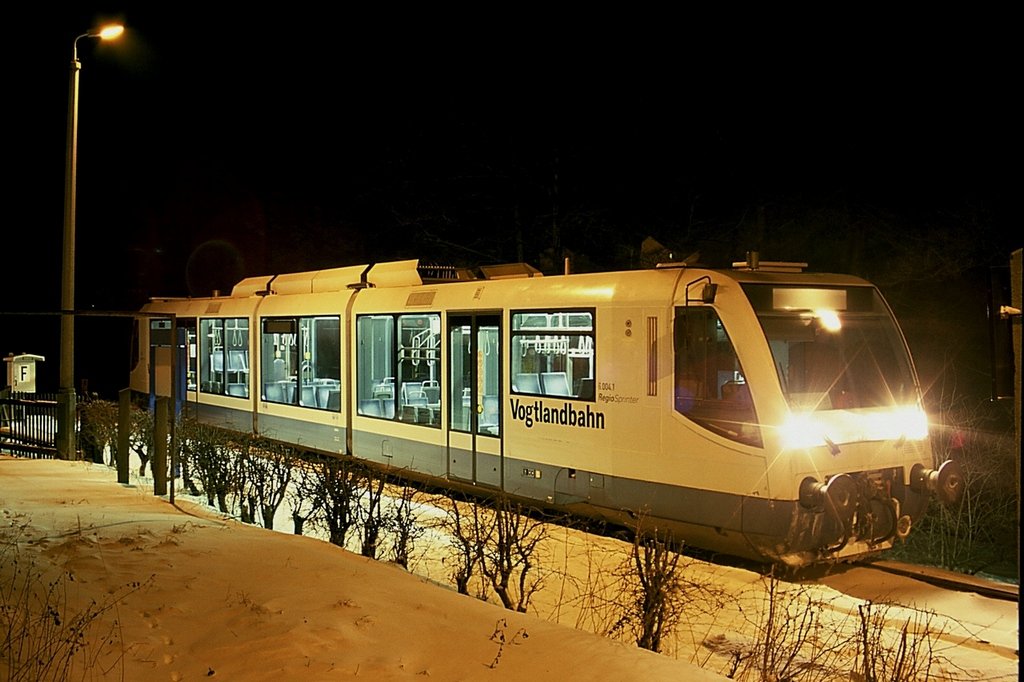 Abends, nachdem der letzte Zug Schleiz West erreicht hatte, wurden die Triebwagen als Lt zur Awanst Schleiz gefahren, eine Zwischenstop legte dabei am 14.02.1999 der Leihtriebwagen 6.004.1 der DKB am Hp Schleiz ein. (KB-Dia)
