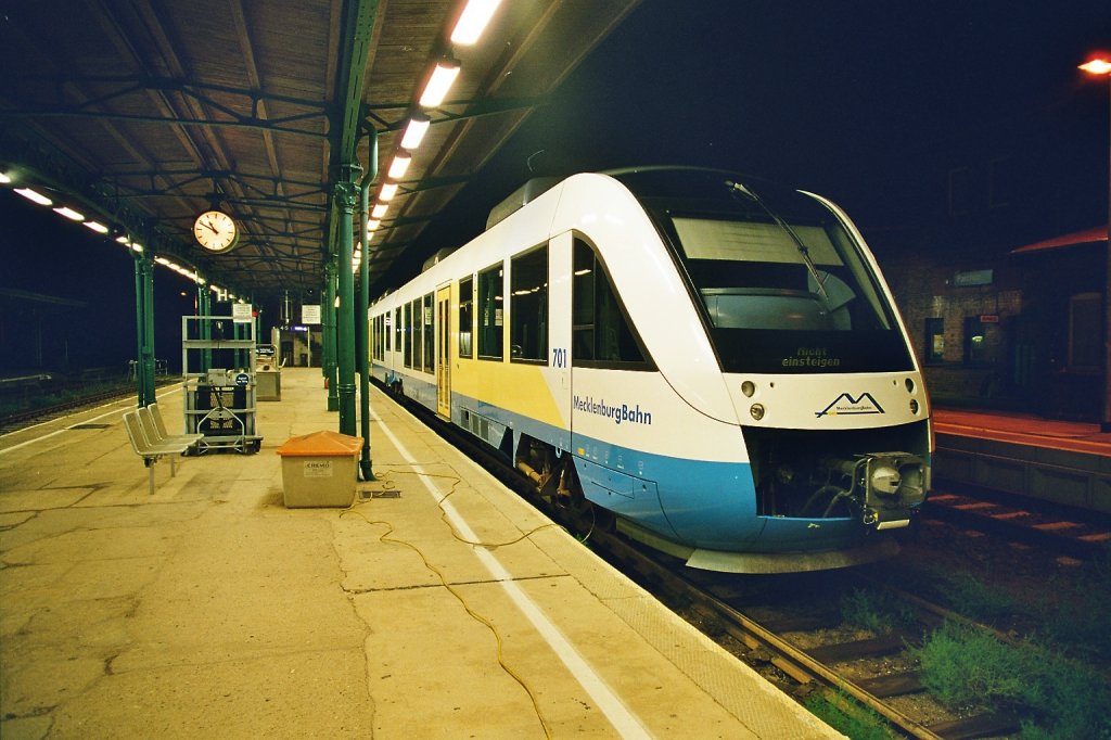 Abends in Parchim abgestellt VT 701 der Mecklenburgbahn (jetzt OLA ) am 17.03.2003