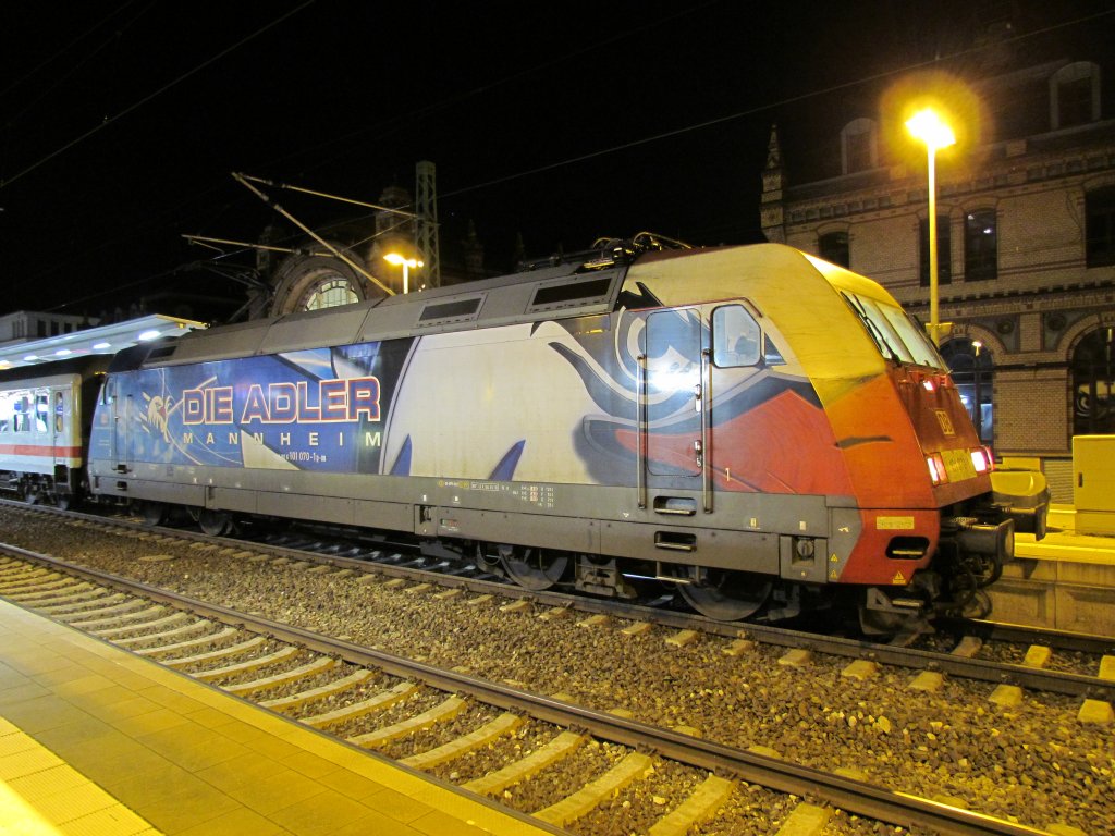 Abends im Schweriner HBF eine Werbelok der BR 101 am 19.04.2011 mit einem IC nach Hamburg