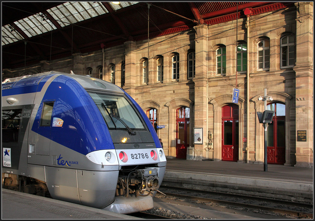 Abendsonne in der Bahnsteighalle - 

Gare Centrale Strasbourg mit einem Triebwagen der Reihe B 82500. 

29.10.2011 (M)