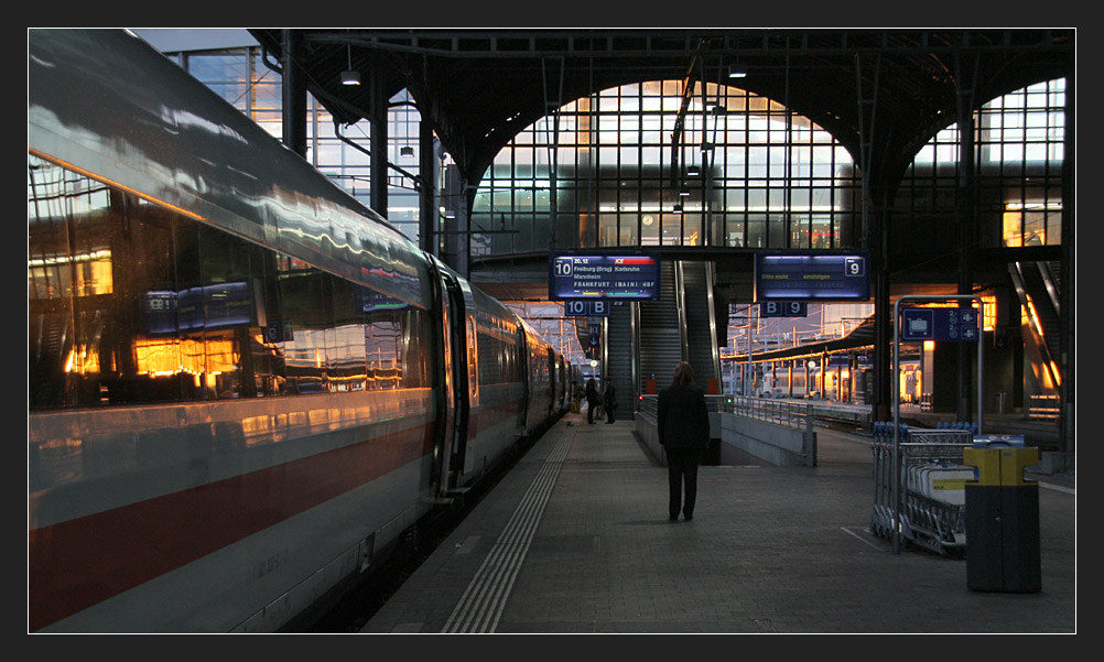 Abendstimmung -

... im Bahnhof Basel SBB. 

28.08.2010 (M)