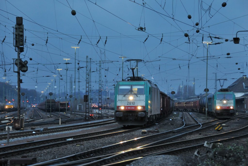 Abendstimmung in Aachen-West. Cobra-Loks 2810 und 2822 stehen bereit mit ihren Zgen, und warten auf ihre Abfahrt. Links im Hintergrund biegt gerade ein WLB-Taurus mit einem Autozug auf die lange Gerade. Aufgenommen am 12/02/2011.