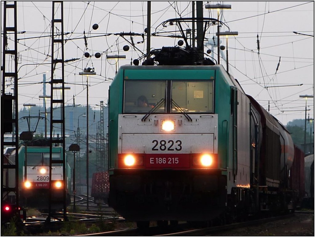 Abendstimmung in Aachen West. Die Traxx 2823(E-186) steht abfahrbereit und wartet
auf ihr Ausfahrtssignal. 1.Juni 2012.