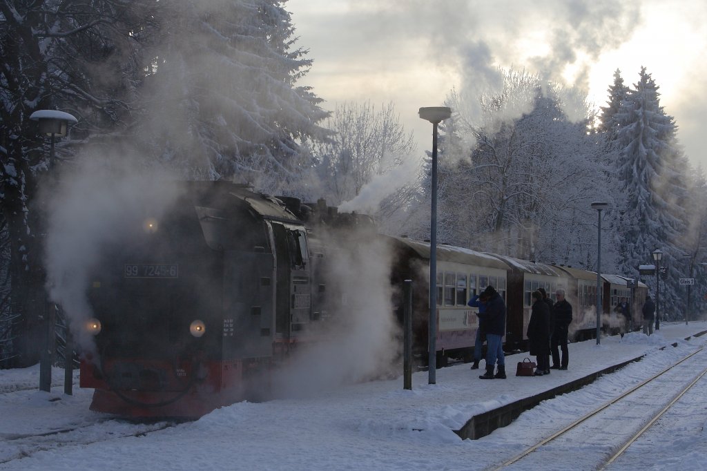 Abendstimmung am 26.01.2013 im Bahnhof Drei Annen Hohne. Auf Gleis 2 steht 99 7245 mit dem Sonderzug  Quedlinburger Brockenexpress  zur Weiterfahrt nach Wernigerode, dem Endpunkt der Fahrt.