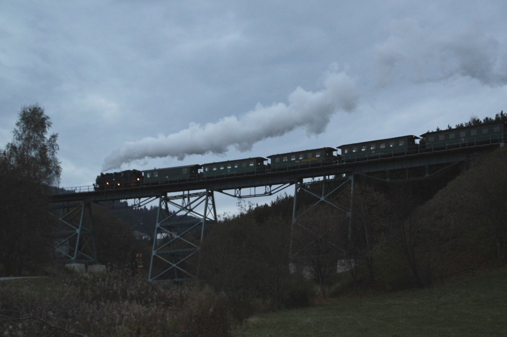 Abendstimmung am Fichtelberg. 99 794 passiert am Abend des 22.10.2010 das Httengrundviadukt in Oberwiesenthal.

