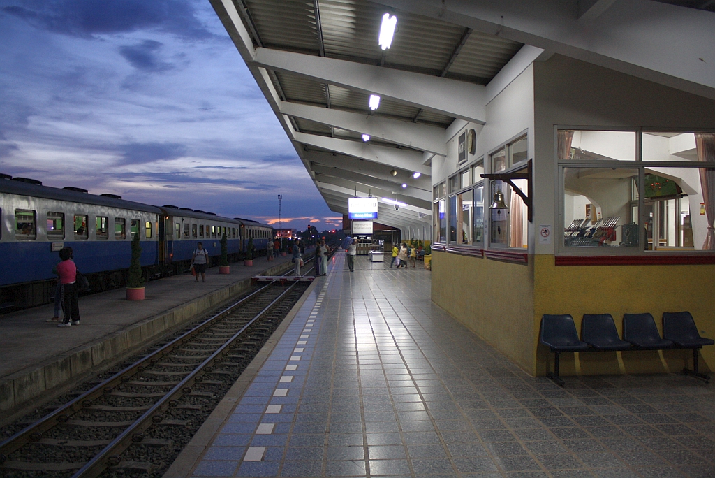 Abendstimmung am Hausbahnsteig des Bf. Nong Khai. Gut erkennbar das integrierte Stellwerk. Bild vom 17.Juni 2011. 

