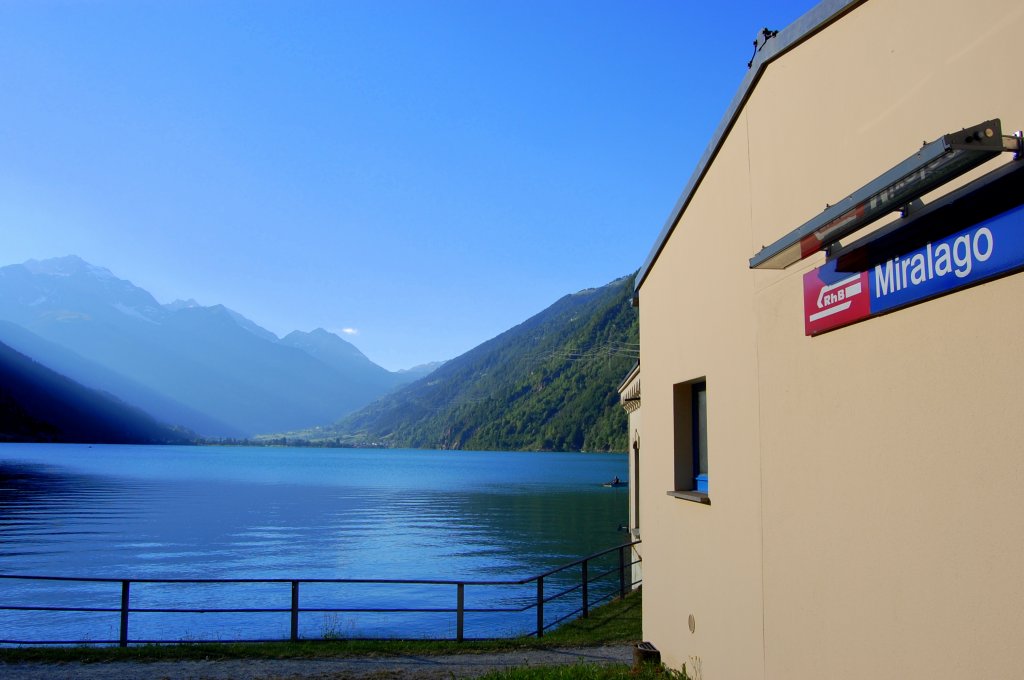 Abendstimmung am Lago di Poschiavo. Blick von der Station Miralago in Richtung Le Prese. (Aufnahme 07.07.2010)