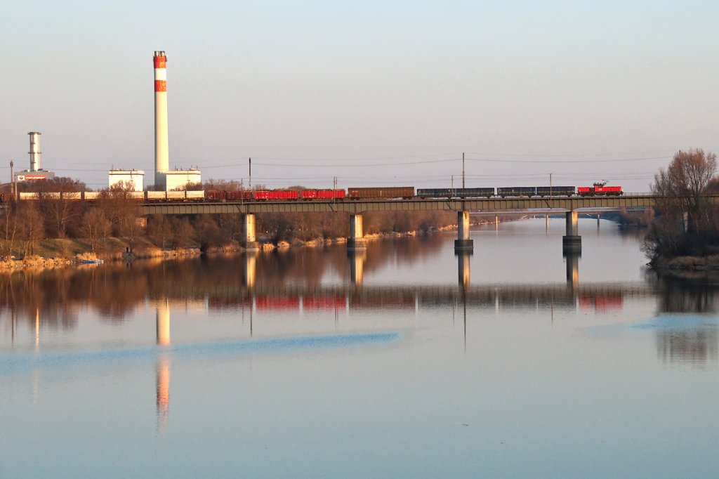 Abendstimmung an der alten Donau, am 21.03.2012 zwischen Wien Lobau und Wien Praterkai.