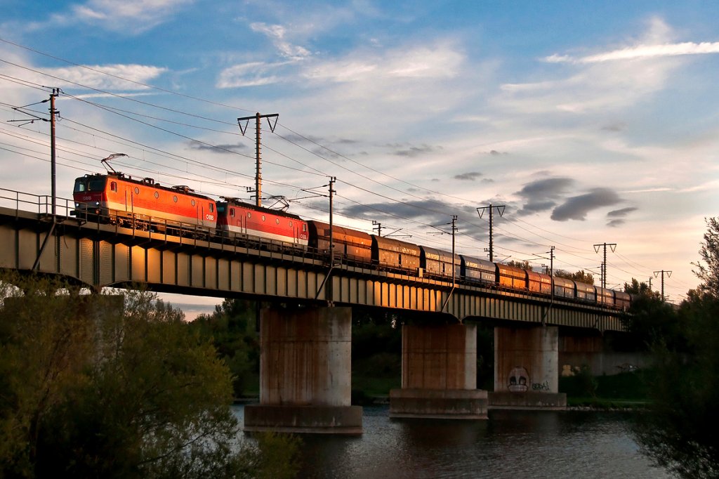 Abendstimmung an der Brcke ber das Entlastungsgerinne in Wien. Die Aufnahme entstand am 12.09.2011.