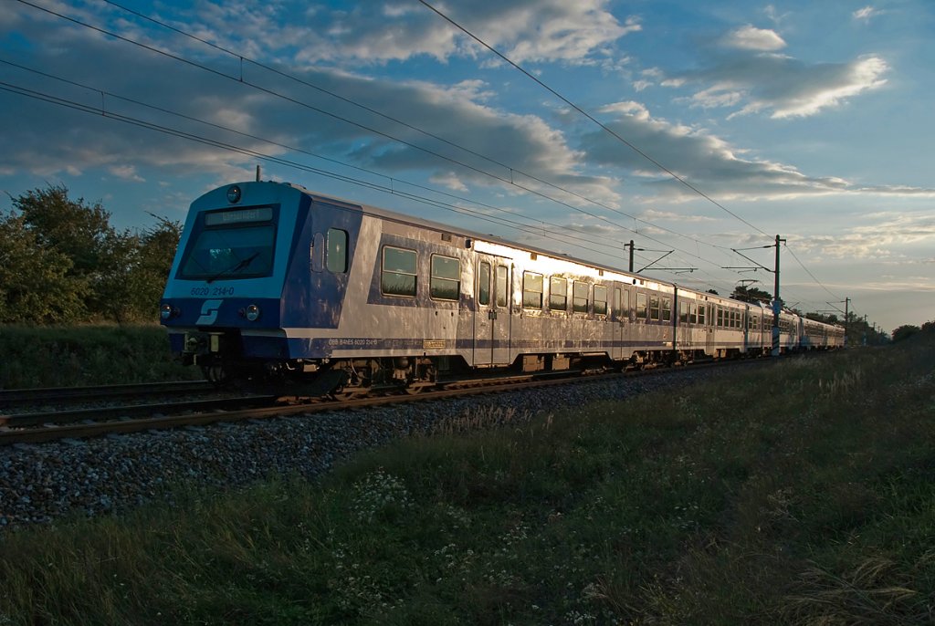 Abendstimmung an der Nordbahn. S-Bahnzug 23728 ist nach Gnserndorf unterwegs. Die Aufnahme entstand am 01.09.2010 zwischen Deutsch Wagram und Helmahof.