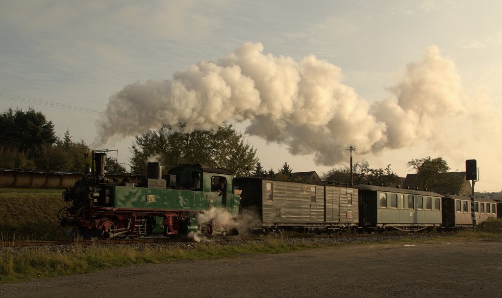 Abendstimmung aut der Lnitzgrundbahn. Die Neubau IV K 99 586,  getarnt  als schsiche IVK No 176 verlsst am 24.10.09 mit viel Dampf den Bahnhof Friedewald in Richtung Radeburg.