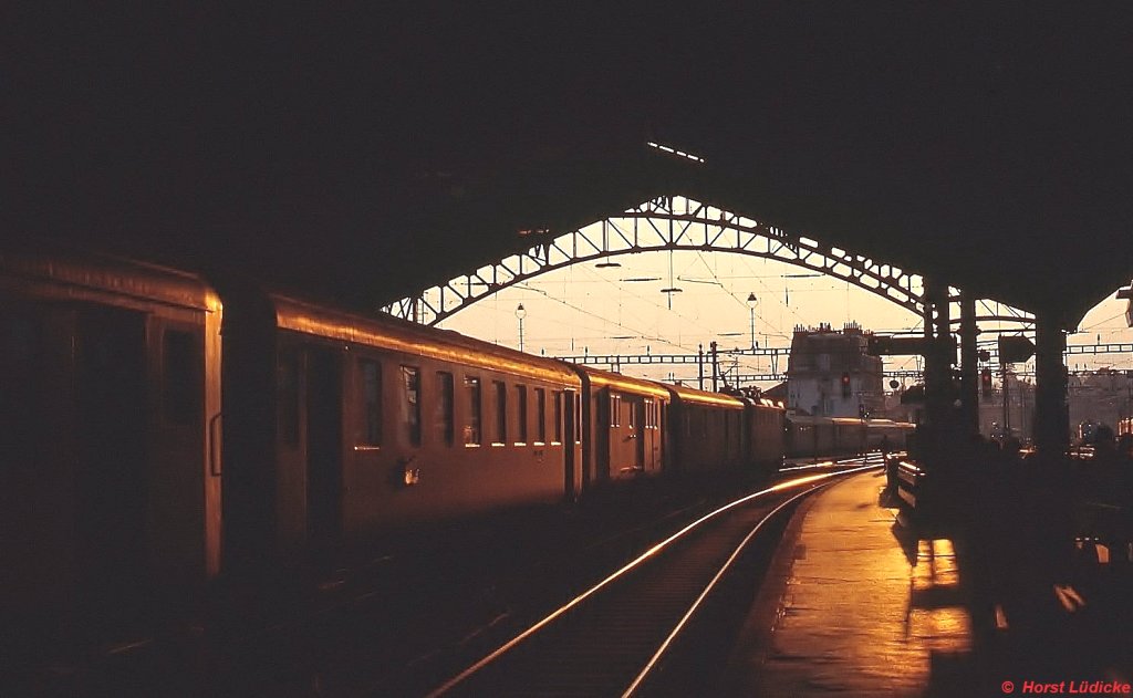 Abendstimmung im Bahnhof Lausanne (Mai 1980)