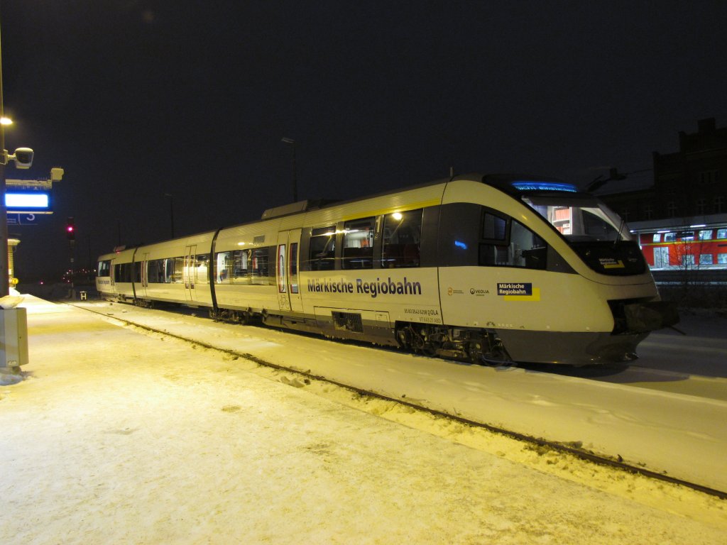 Abendstimmung im Bahnhof von Rathenow am 22.12.2010 fr den Talent der Mrkischen Regiobahn ( OLA )