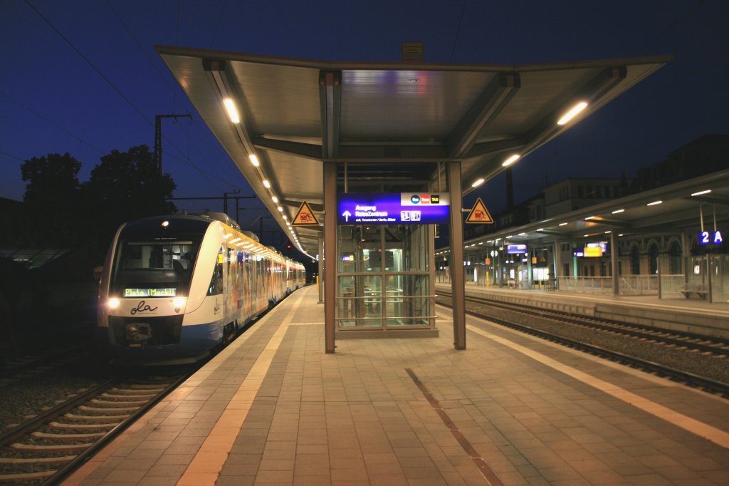 Abendstimmung im Bahnhof von Schwerin HBF am 03.08.2006 imt den OLA Zgen VT 706 und /03