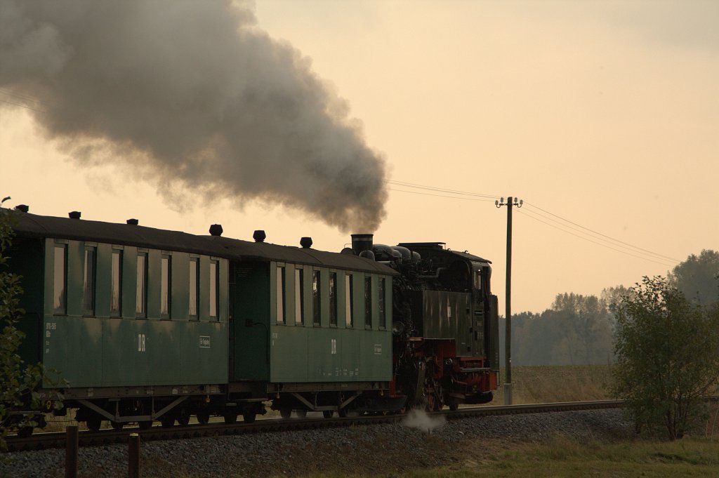 Abendstimmung bei der Lnitzgrundbahn. 99 1761-8 ist am 24.10.09 in der Nhe von Berbisdorf in Richtung Radebeul Ost unterwegs.