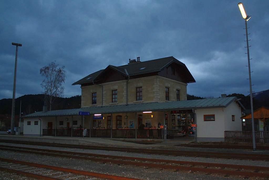 Abendstimmung im Bf. Pernitz-Muggendorf am 24.Dezember 2011.