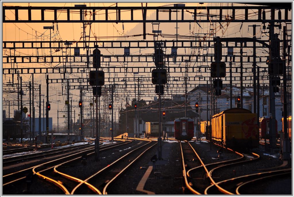 Abendstimmung gen Westen ber die Geleise der RhB in Chur. (16.02.2013)