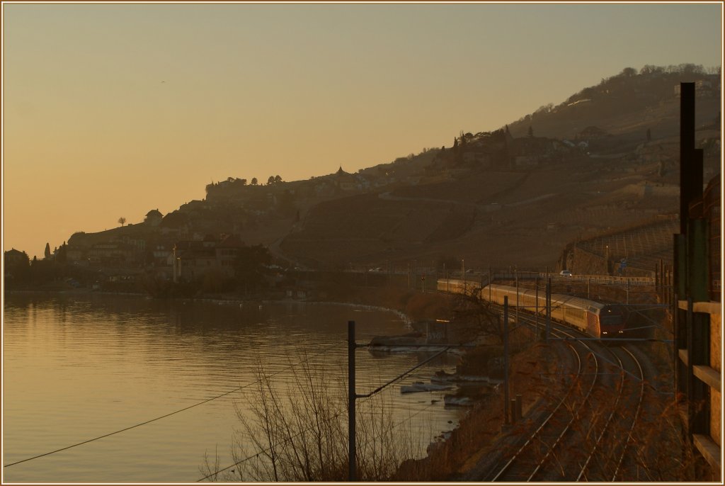 Abendstimmung im Lavaux: Eine Re 460 strebt mir ihrem IR Vevey zu. 
1. Mrz 2012