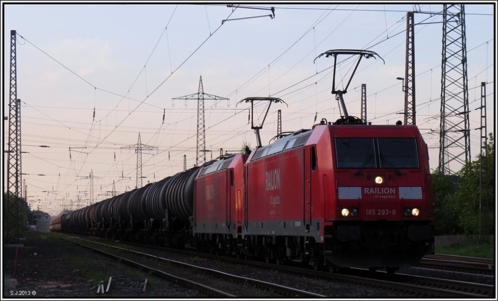 Abendstimmung in Lintorf Ratingen.In voller Lnge und mit doppelter Kraft von 2 x 185, unterwegs nach Dsseldorf im Mai 2013.