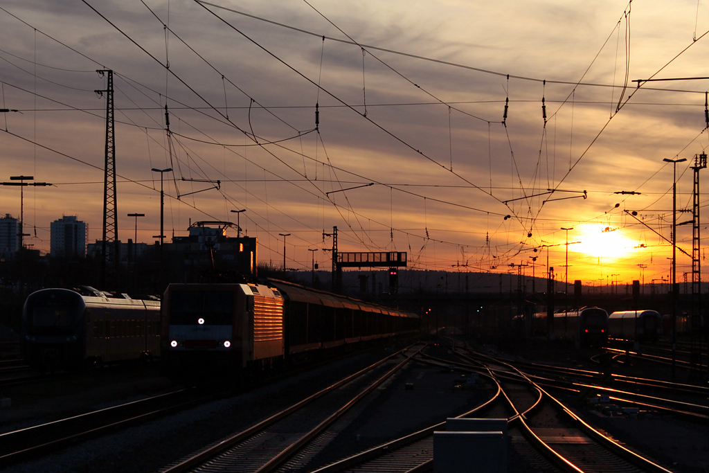 Abendstimmung in Regensburg Hbf mit Locon 189 820. 28.03.2012.
