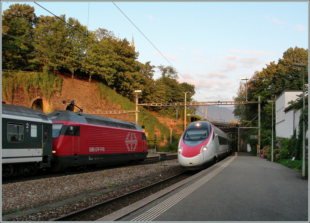 Abendstimmung in Vevey: Einmal mehr hechelt ein Pinocchio seinem Fahrplan hinter her, whrend die die Re 460 056-5 ihren IR 1743 pnktlich nach Sion befrdert.
31. Juli 2011