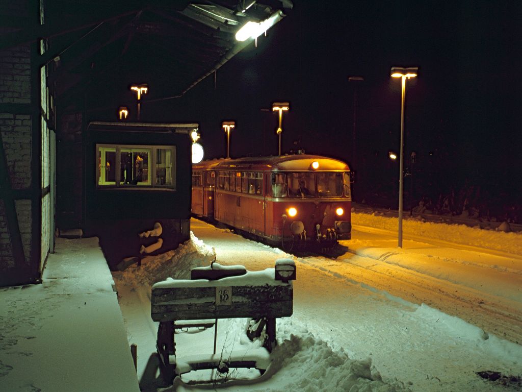Abendstimmung in Winterberg - nein nicht anno 1960, sondern am 01.02.2003 mit 796 690, 996 299, 966 309 und 796 802 des Förderverein Schienenbus e.V. Menden.