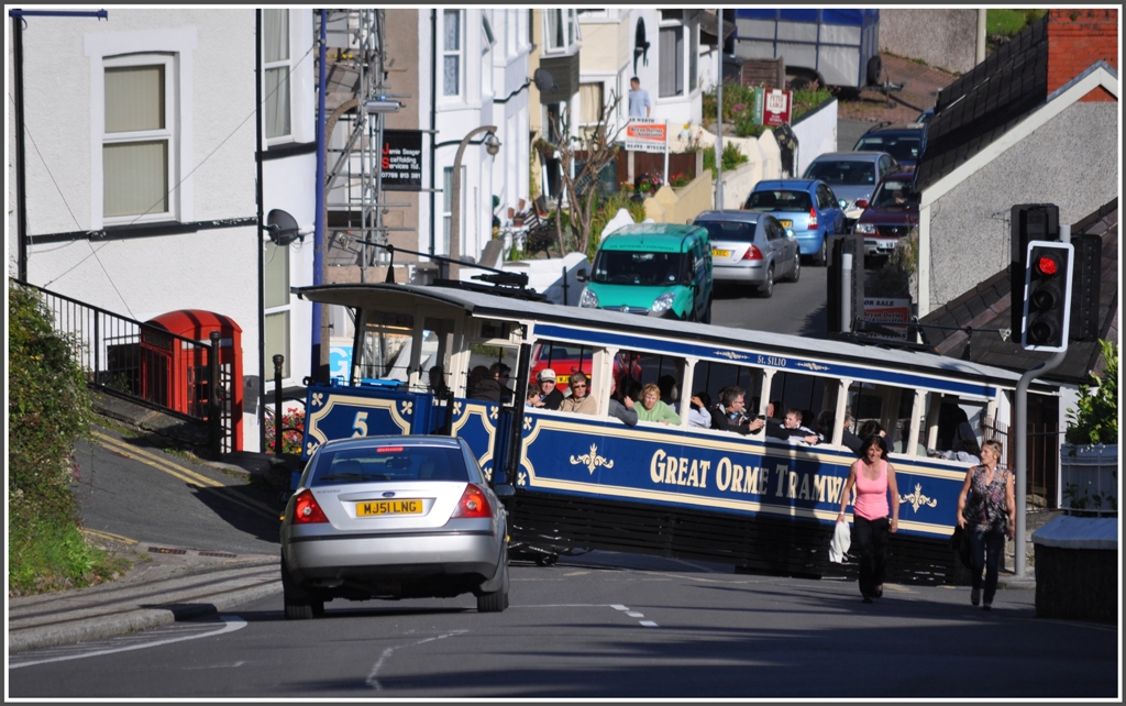 Abenteuerliche Strassenkreuzung mit der Great Orme Tramway in Llandudno. (02.09.2012)