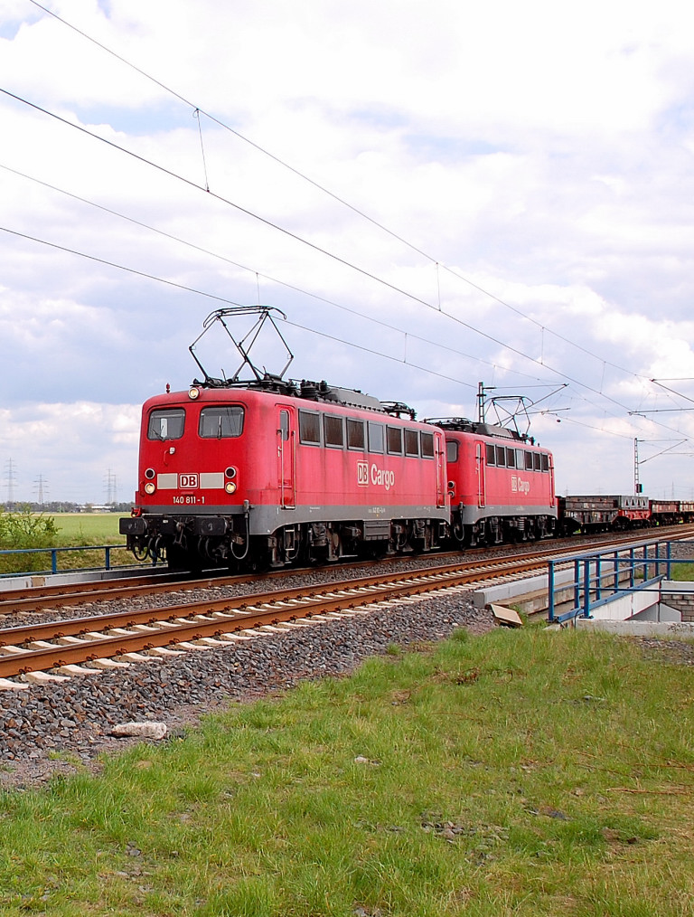Aber auch Altbaueloks kamen vorbergefahren, in dem Fall waren es die 140 811-1 und die 140 789-9 mit leeren Coiltrgerwagen.......gen Neuss am 20.4.2012