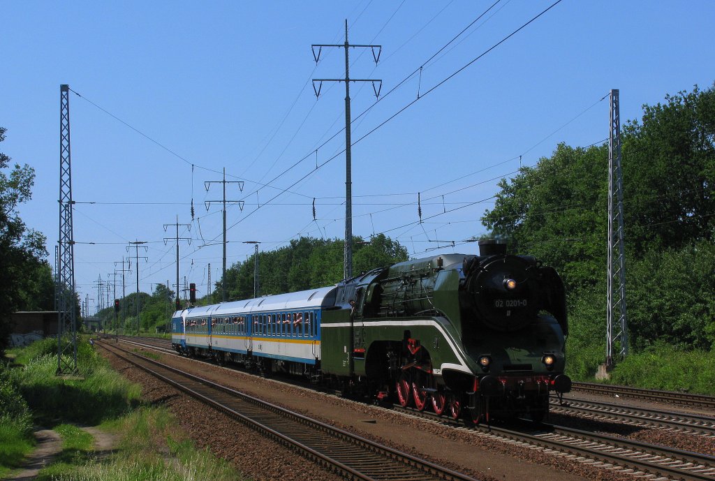 Aber genug des Vorgeplnkels und auf zum eigentlichen Ziel des 02.06.2011! Nun hrte man schon in der Ferne die 02er Pfeifen und in der Vorfreude drehten wir uns um und fertigten das Bild. Hier also 02 0201-0 pnktlich und freundlich pfeifend und winkend zog sie an uns vorbei gen Schneweide. Hinten schob/bremste noch 183 003, die uns auch noch einen Pfiff dalies. Es seien alle an Board und vorallem an den Pfeifen herzlichst gegrt !