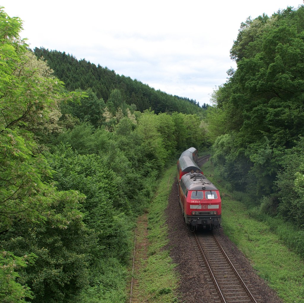 Aber jetzt mit Schwung!!! Es sind zwar nur 3 Doppelstockwagen aber hier geht es ganz schn zur Sache, bzw. bergauf. Auf der Stichbahn von Pirmasens Nord - Pirmasens Hauptbahnhof mu sich 218 412-5 schon ein bisschen anstrengen.

22.06.2013 Bahnstrecke 3310 Pirmasens Nord (Biebermhle) - Pirmasens Hauptbahnhof