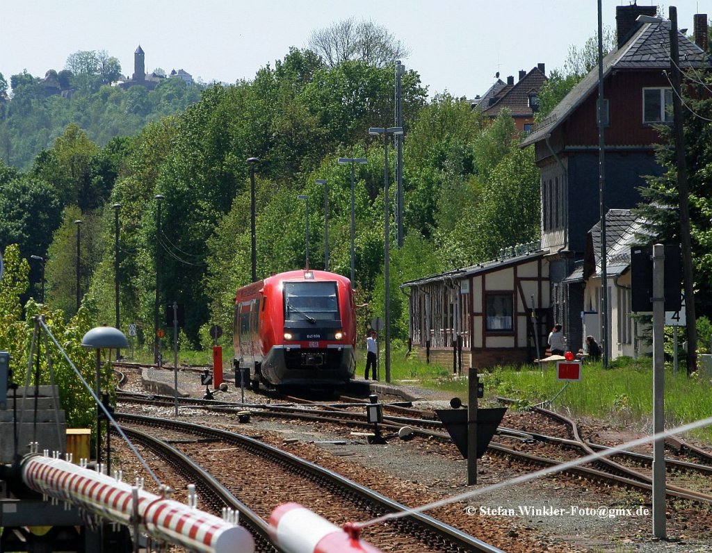 Abfahrauftrag ! So nenne ich dieses Bild mit dem 641er Walfisch in Blankenstein an der Saale. Hinten grüsst Lichtenberg in Bayern herüber. Leider ist die von diesem Bahnhof aus nach Bayern führende Verbindung bis Marxgrün immer noch nicht wieder hergestellt. Es fehlen 5,5 Kilometer für eine Direktfahrtmöglichkeit zwischen Hof und Saalfeld. Wer diese 5.5 Kilometer zwischen den beiden Orten per Zug zurücklegen will, fährt über 200 Km aussen herum.... Das zu ändern ist das Bemühen der Initiative Hoellennetz.de  . Und das Bild vom 14. Mai 2012 ist nur eines aus meiner Sammlung.  Ach ja, Bilderdiebstahl wird verfolgt. Man kann einfach mailen....