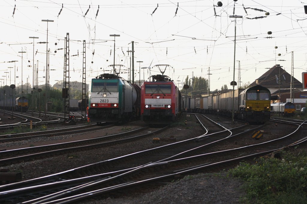 Abfahrbereit: die Class 66 PB15 von Ascendos Rail Leasing mit Containern, 189 026-8 und die Cobra 2823 mit gemischten Gterzgen warten auf grn bei Abendsonne.
13.9.2011