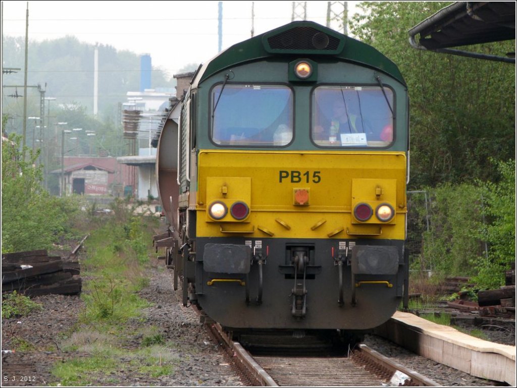 Abfahrbereit steht diese Class 66 (PB 15) in Aachen West an der alten Rampe.
Aufgenommen am 4. Mai 2012.