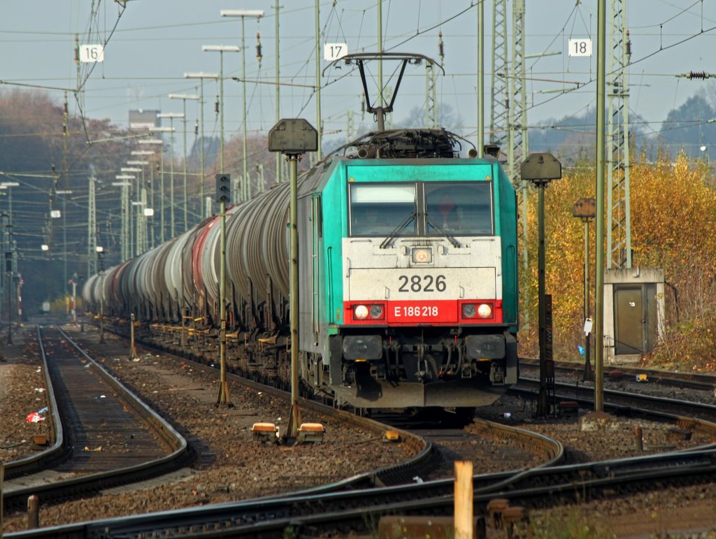 Abfahrbereit steht Cobra 186 218 (2826) am 22.11.2011 vor einem Kesselzug in Aachen West.