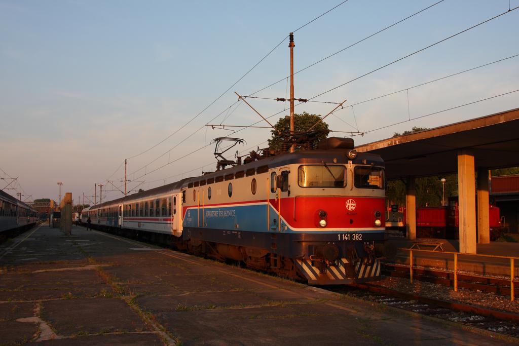 Abfahrbereit steht HZ 1141.382 in der letzten Abendsonne mit dem IC 
nach Zagreb am 19.5.2011 im Bahnhof Vinkovci in Kroatien.