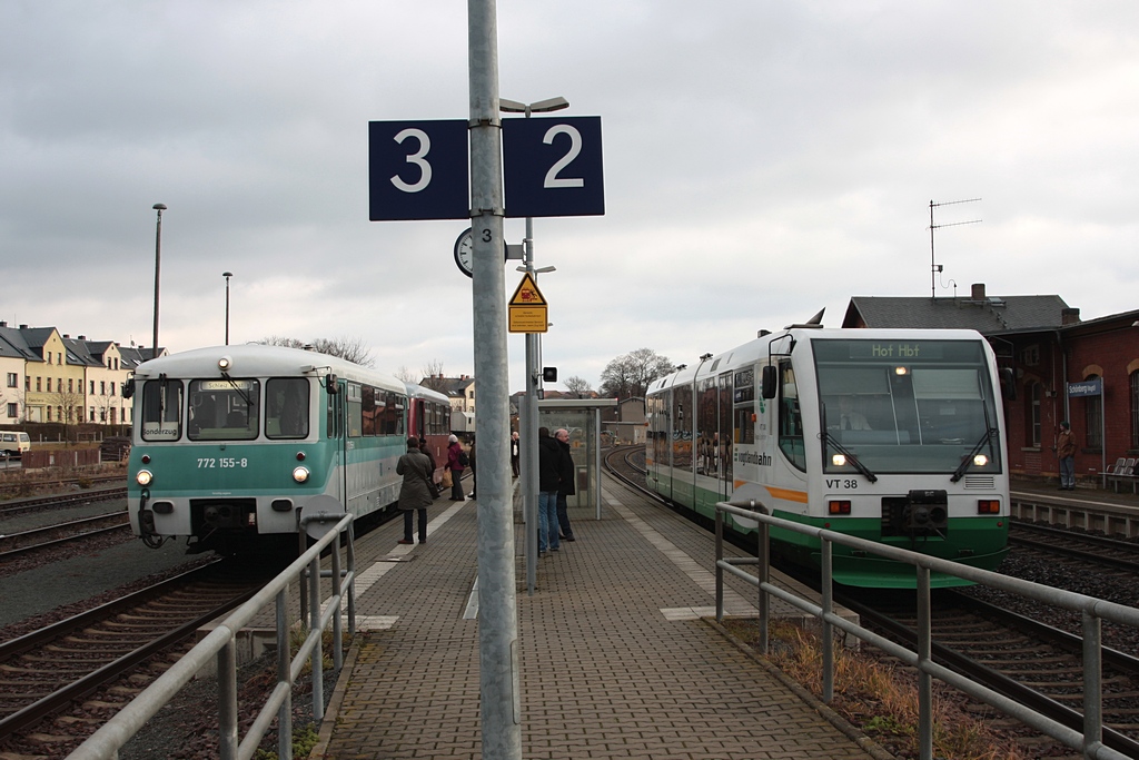 Abfahrbereit wartet 772 155+972 771 als DPE24581 nach Schleiz West am 03.12.2011 im Bf Schönberg/Vogtl. und am Nachbarbahnsteig ist soeben VT38 der VBG als 81060 angekommen. 