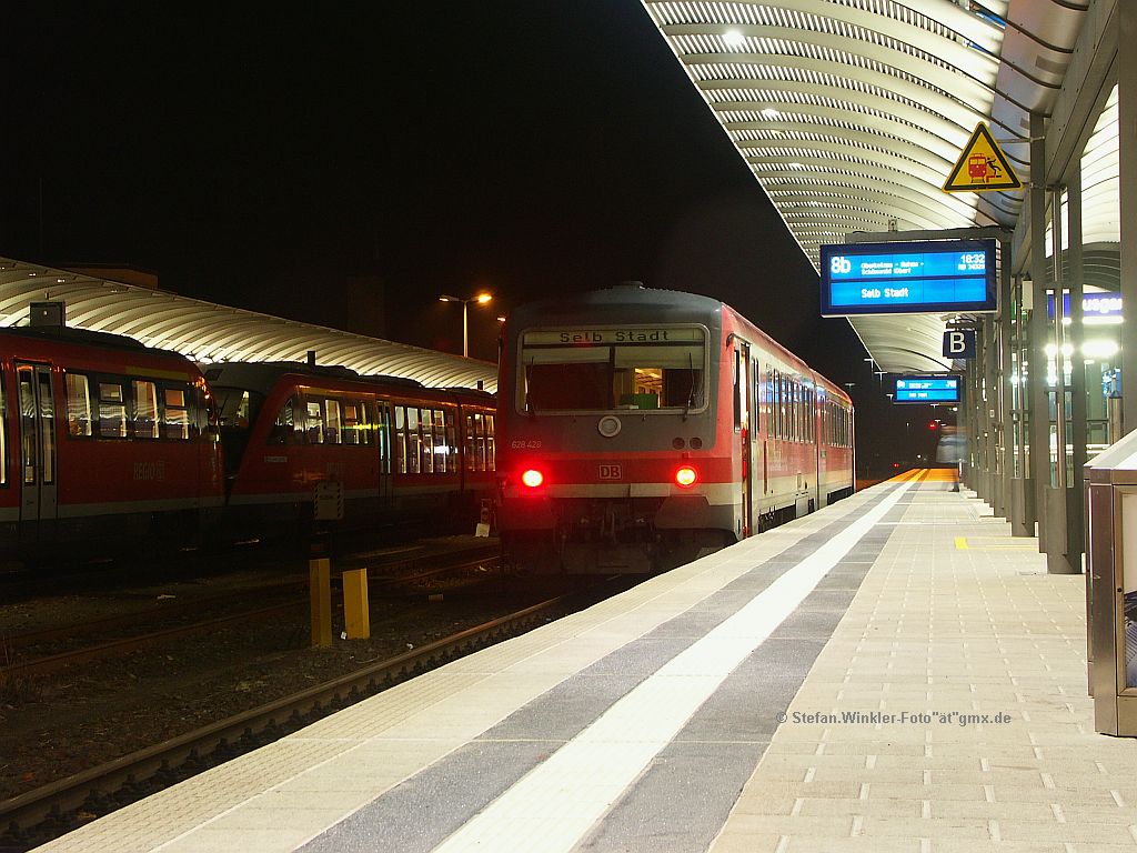 Abfahrbereiter 628 nach Selb Stadt. N�chstes Jahr f�hrt hier Agilis und wer weiss, in einiger Zeit k�nnte hier auch Selb -As - Eger als Fahrtroute angeschrieben sein. Dann kann es wieder andere Fahrzeuge geben.. Links �brigens eine 642er Doppeleinheit aus Leipzig als Wendezug-Ersatz...