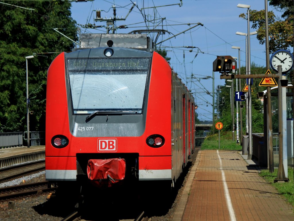 Abfahrt am 17.08.2012 f�r 425 077 der RB33 in Kohlscheid an der KBS 485. Bevor er die Rampe nach Herzogenrath runter und weiter nach Duisburg f�hrt, wirft der Tf einen pr�fenden Blick nach hinten.