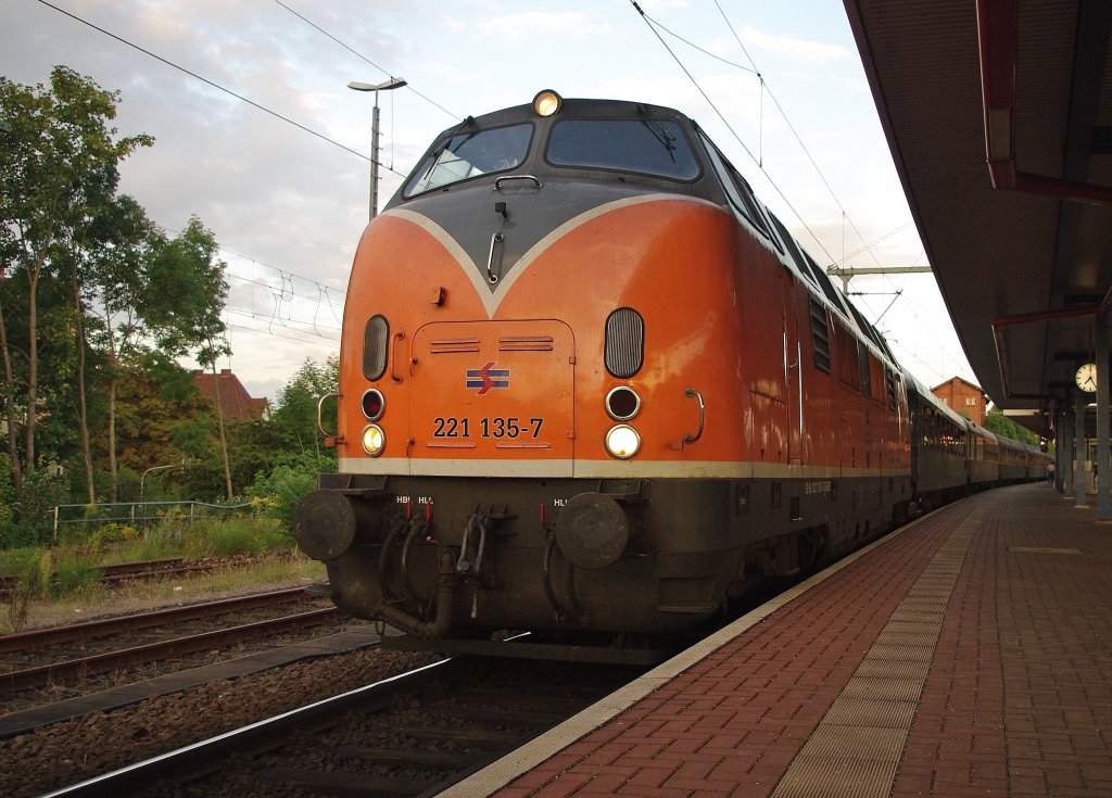 Abfahrt aus Eisenach: 221 135-7 fhrt mit ihrem Sdz von den 16. Meininger Dampfloktagen zurck nach Kln. Aufgenommen am 04.09.2010.