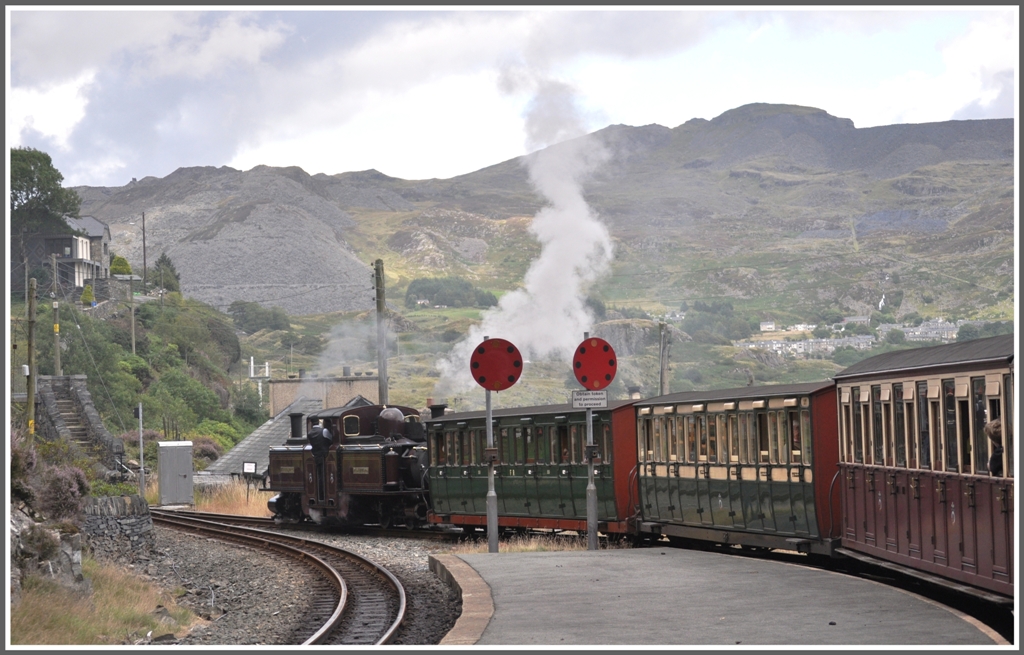 Abfahrt aus Tanygrisiau. Im Hintergrund sind schon die Abraumhalden der ehemaligen Schieferbergwerke von Blaenau Ffestiniog sichtbar. (14.08.2011)