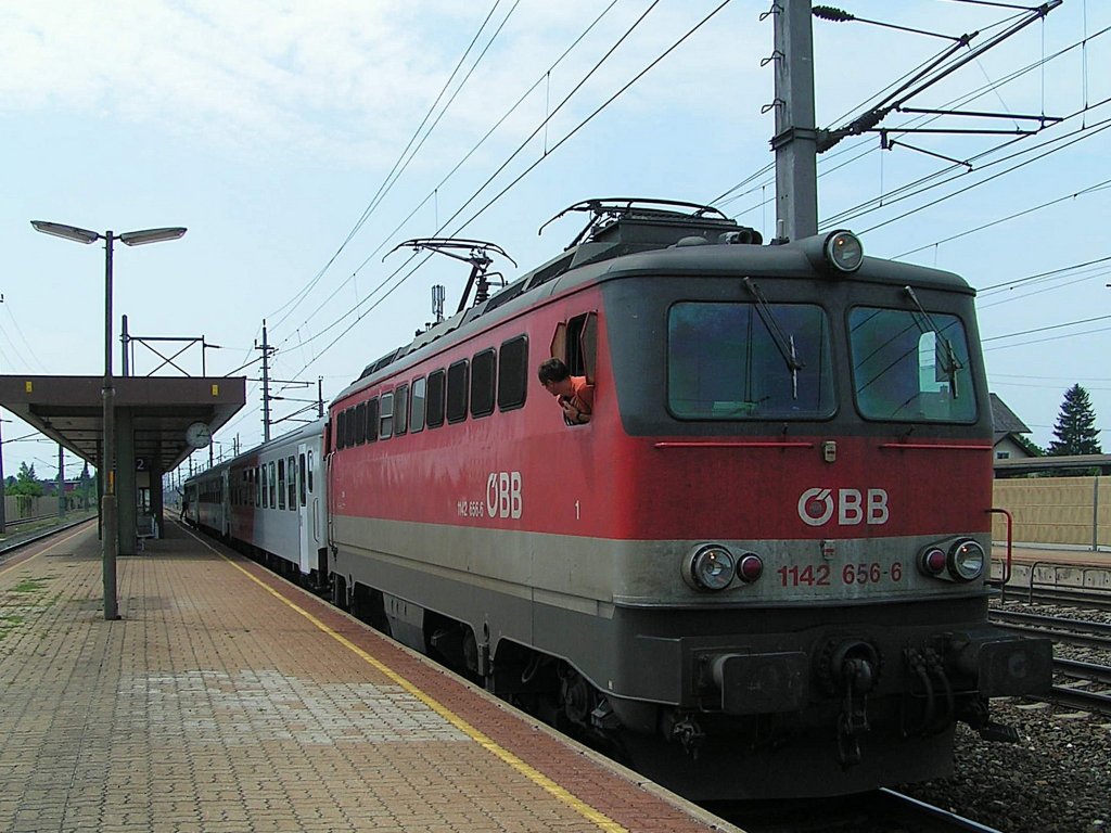 Abfahrt fr 1142 656-6 mit REX3417 am Bhf. Marchtrenk;110713