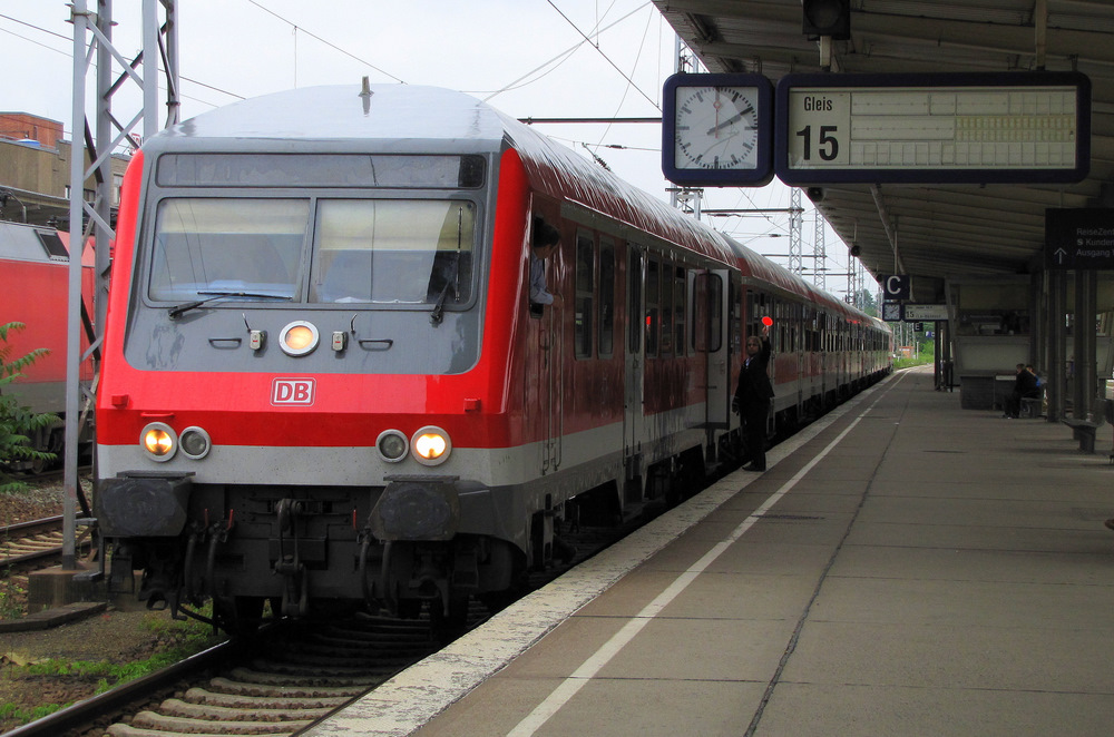 ABFAHRT! So zeigt es zumindestens die Zugbegleiterin an, welche gleich einsteigt und die Fahrgste mit einem ILA-Shuttle wegbringt. Berlin Lichtenberg den 12.06.2010