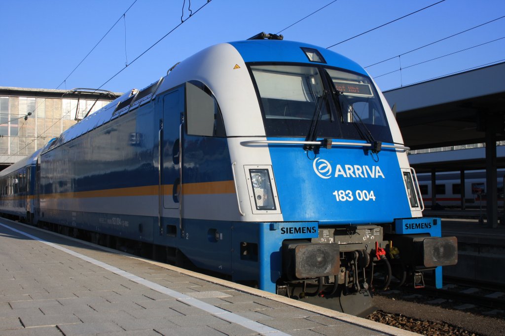 Abfahrtbereit am M�nchner Hbf Richtung Hof Hbf stand am 08.04.10 die 183 004-1.