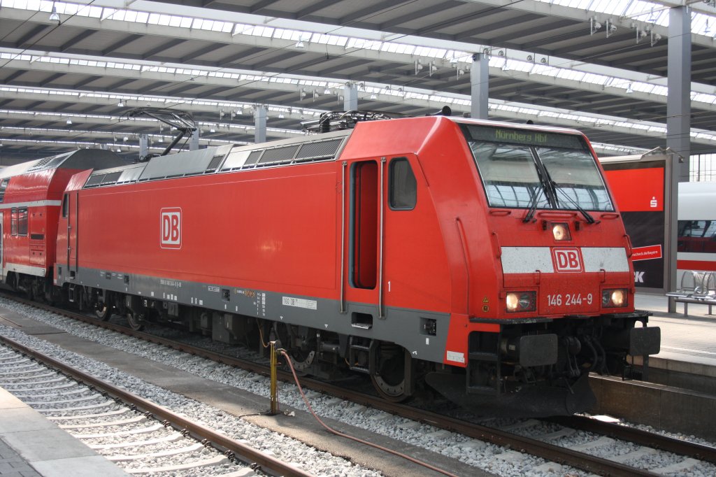 Abfahrtbereit Richtung Nrnberg Hbf in Mnchen Hbf am 01.07.10: BR 146 244-9