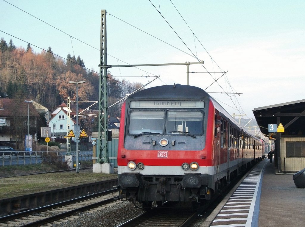 Abfahrtbereit steht die RB 37627 nach Bamberg, bestehend aus einem Wittenberger Steuerwagen, 3 modernen n-Wagen und der 143 847 am Zugschluss, in Kronach auf Gleis 3.