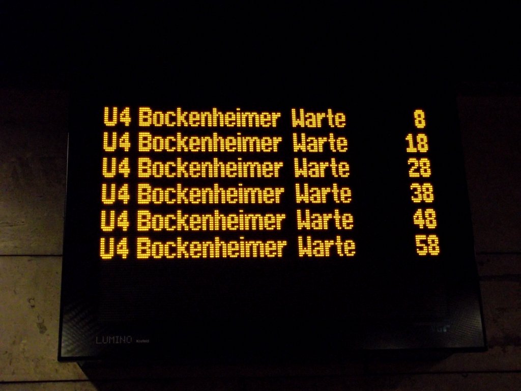 Abfahrtsanzeige der Linie U4 in Frankfurt am Main Hbf am 03.03.13